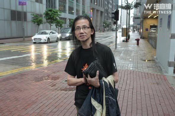 留下书舍的店主、资深传媒人岑蕴华上午也从香港长沙湾警署离开,与女店员一样都未回应... 留下书舍的店主、资深传媒人岑蕴华上午也从香港长沙湾警署离开,与女店员一样都未回应...
