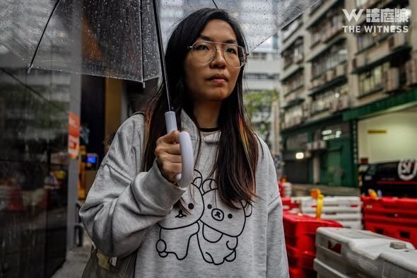 留下书舍的女店员17日上午从香港长沙湾警署获释离开,但未再穿著「我是书店店员」的... 留下书舍的女店员17日上午从香港长沙湾警署获释离开,但未再穿著「我是书店店员」的...