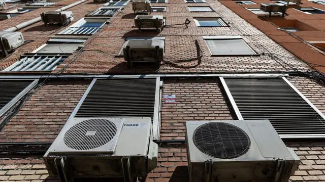 建筑物外悬挂着空调外机。