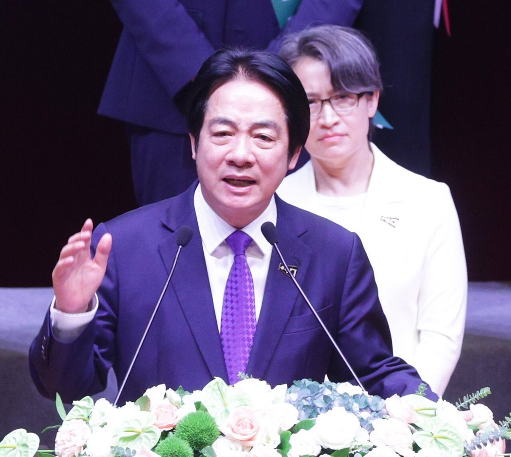 民进党举行第廿二届第一次全国党员代表大会,总统兼党主席赖清德(左)致词强调面对红... 民进党举行第廿二届第一次全国党员代表大会,总统兼党主席赖清德(左)致词强调面对红...