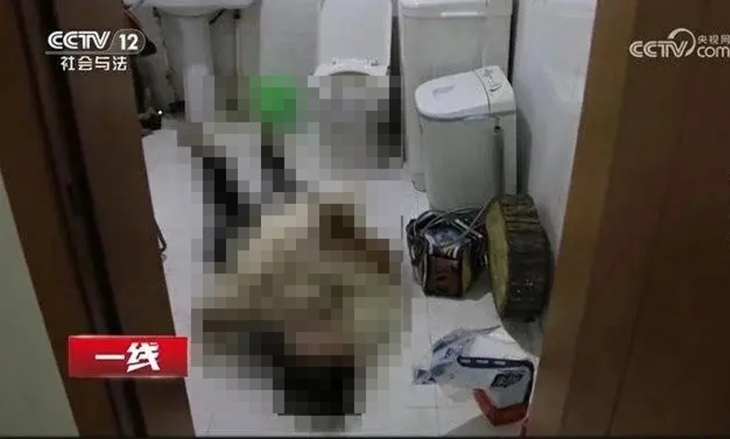 生父残忍杀害女儿后移到厕所宣称他杀,误导警方查案。 (图/翻摄微博) 生父残忍杀害女儿后移到厕所宣称他杀,误导警方查案。 (图/翻摄微博)