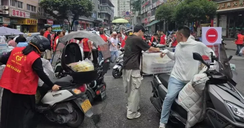 重庆彭水山体崩塌后,“摩托大军”的引擎,响起来了