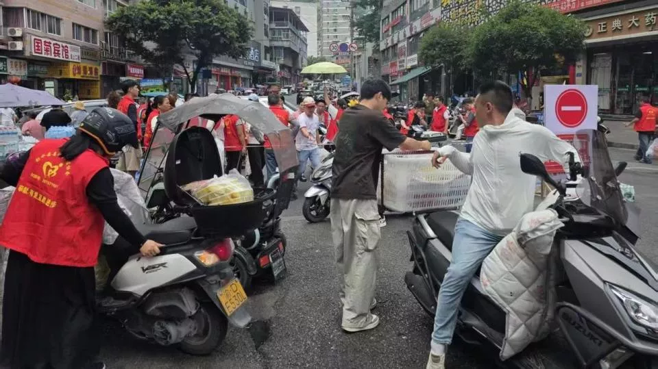 重庆彭水山体崩塌后,“摩托大军”的引擎,响起来了