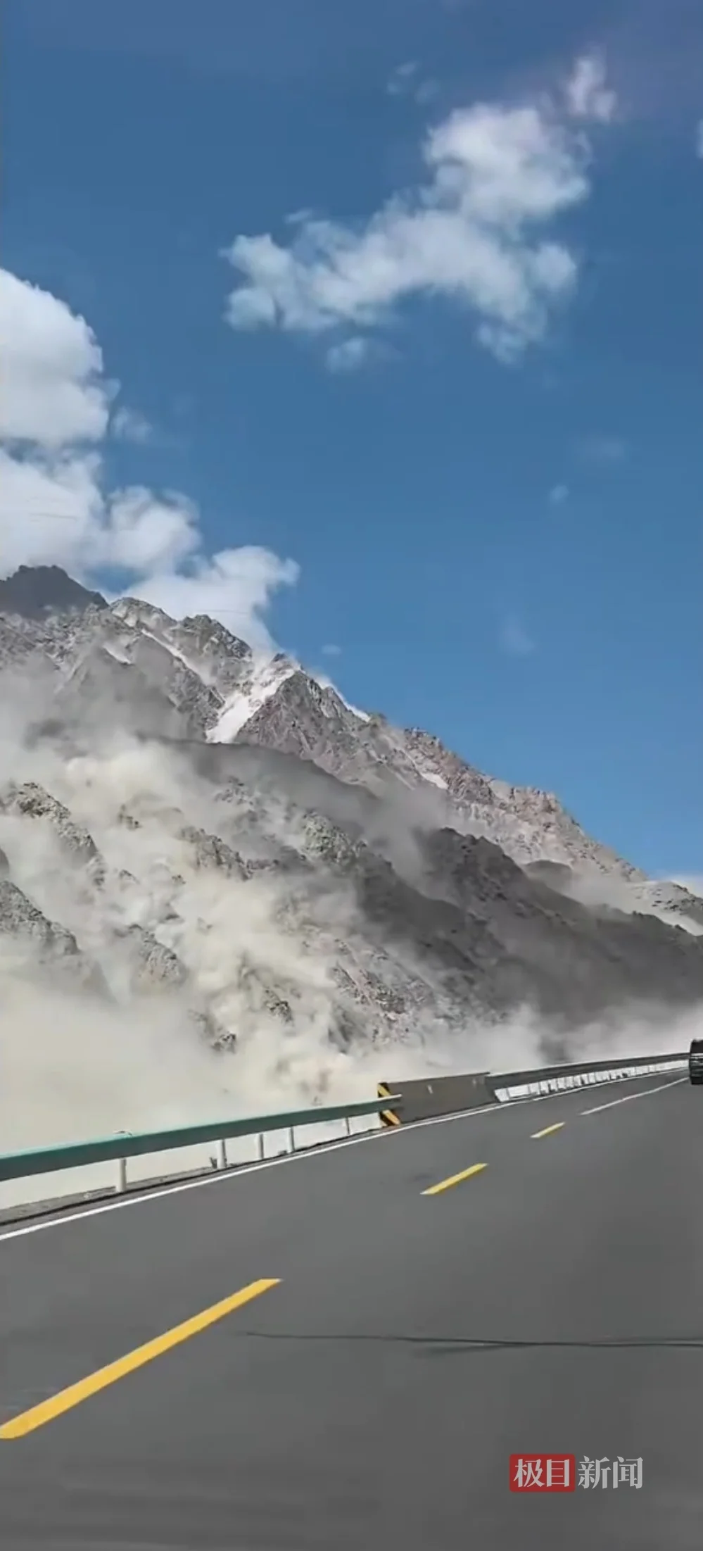 白沙湖景区附近山体发生滑坡(受访者供图)