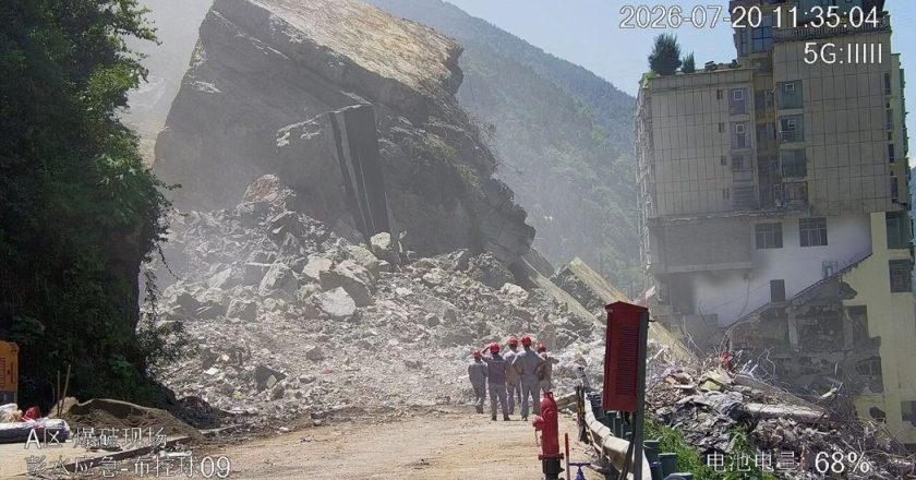 重庆彭水山崩巨石首爆成功 搜救进入深度救援阶段
