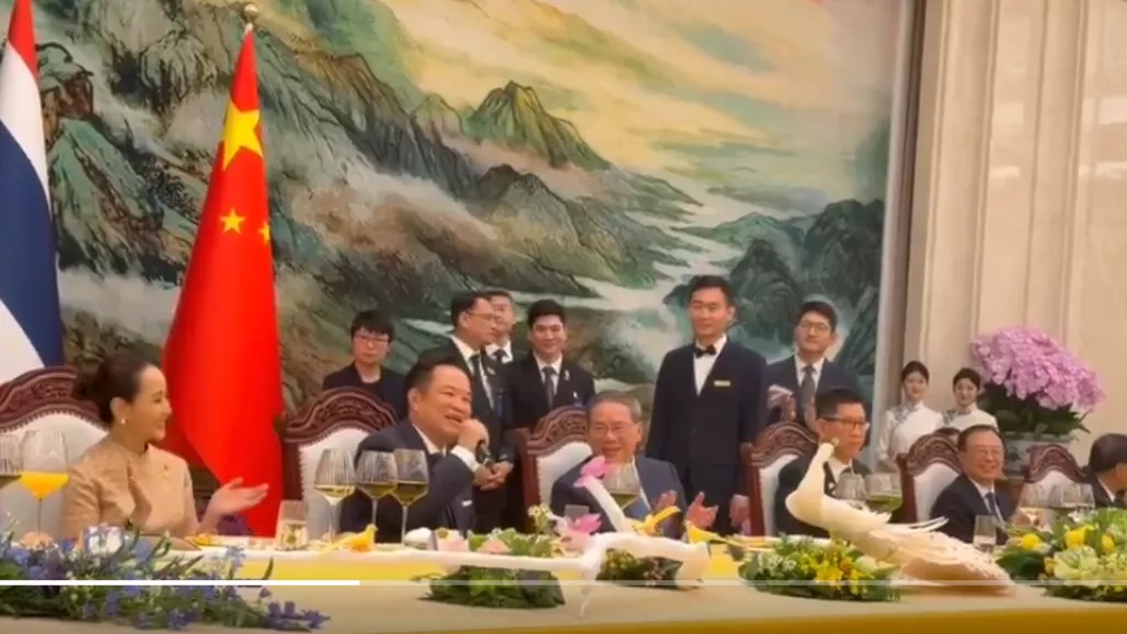音乐外交:泰国总理在北京献唱邓丽君老歌