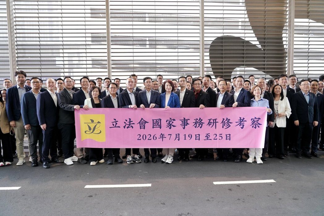 7月19日,香港特区立法会主席李慧琼带领全体立法会议员,启程前往北京参加「国家事... 7月19日,香港特区立法会主席李慧琼带领全体立法会议员,启程前往北京参加「国家事...
