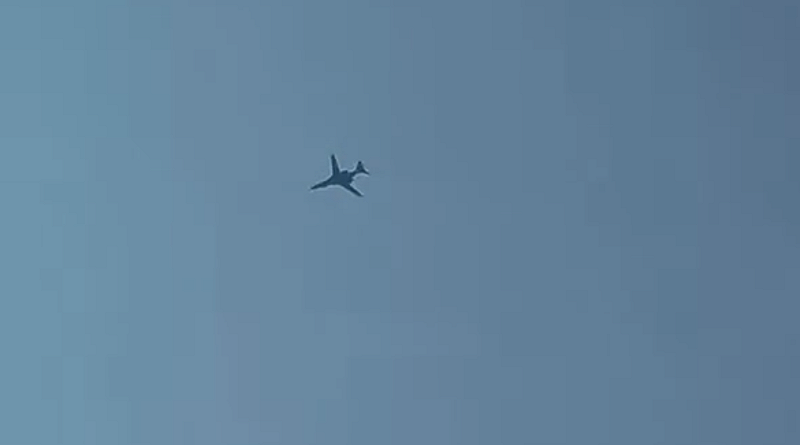 多架美国空军 B-1 枪骑兵重型轰炸机从英国起飞,与此同时,川普总统威胁要对伊朗的防御工事「镐山」进行打击。 图:翻摄自 X @hntrbrkmedia