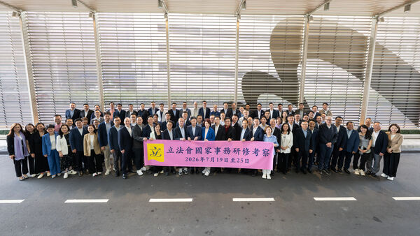 ▲▼香港回归后首次 立法会议员全体赴北京研修「认识习思想」。(图/翻摄立法会)
