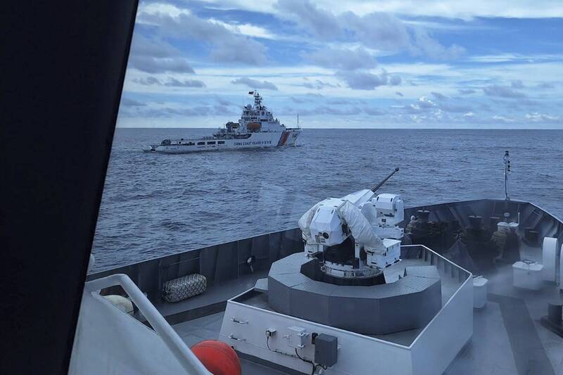 印尼海岸防衛隊發布的照片顯示,2024年10月25日,印尼海岸防衛隊船隻正緊隨前方一艘編號為5402的中國海警隊艦艇,當時這艘中國艦艇正試圖驅離在北納土納海域進行地震探測作業的印尼測量船。(美聯社檔案照) 印尼海岸防衛隊發布的照片顯示,2024年10月25日,印尼海岸防衛隊船隻正緊隨前方一艘編號為5402的中國海警隊艦艇,當時這艘中國艦艇正試圖驅離在北納土納海域進行地震探測作業的印尼測量船。(美聯社檔案照)