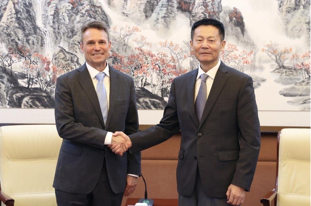 图为中国大陆证监会主席吴清(图右)21日会见加拿大养老基金投资公司总裁兼首席执行... 图为中国大陆证监会主席吴清(图右)21日会见加拿大养老基金投资公司总裁兼首席执行...