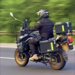 男子打吊瓶骑摩托上高速，交警部门这样说….