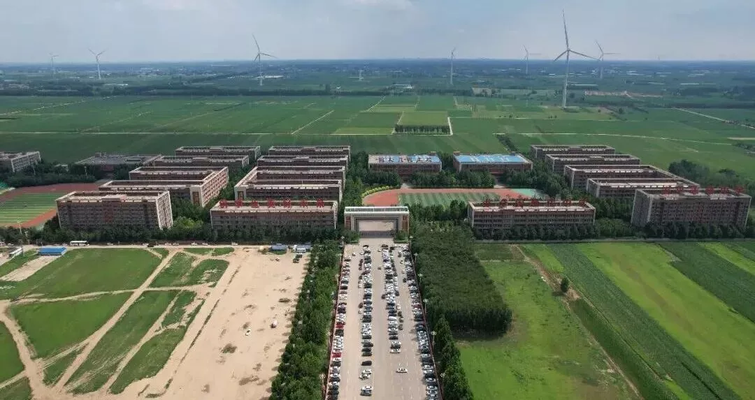 20亿打造的超级中学“4名官员占股49%”,为何?