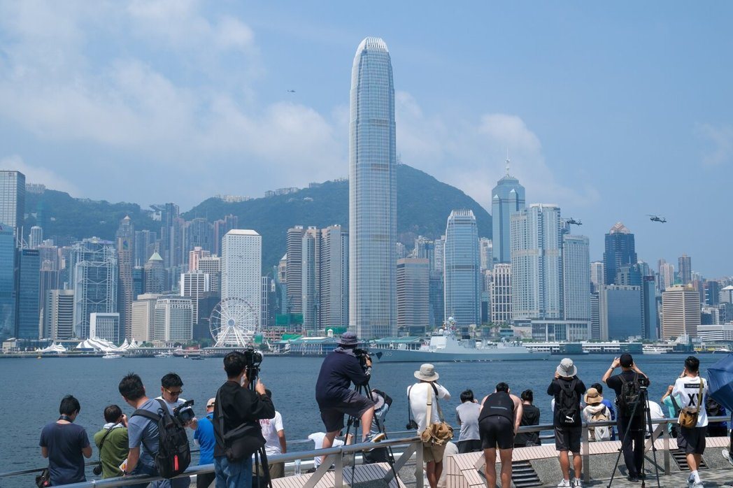 图为摄影爱好者在香港维多利亚港旁拍照。(中新社) 图为摄影爱好者在香港维多利亚港旁拍照。(中新社)