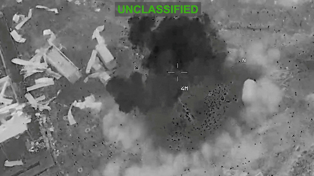 美国中央司令部(CENTCOM)表示,他们仍在打击伊朗,22日发布的截图显示,碎片和浓烟散布在未公开地点。 (路透社)