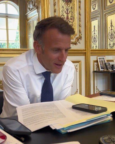 法国总统马克宏在大陆学者王虹得到菲尔兹奖后用自己的手机与王虹通话。 取自马克宏... 法国总统马克宏在大陆学者王虹得到菲尔兹奖后用自己的手机与王虹通话。 取自马克宏...