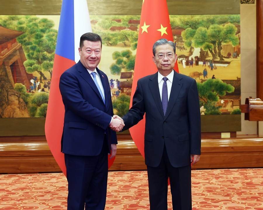 大陆全国人大常委会委员长赵乐际23日在北京人民大会堂同捷克众议长冈村富夫举行会谈... 大陆全国人大常委会委员长赵乐际23日在北京人民大会堂同捷克众议长冈村富夫举行会谈...