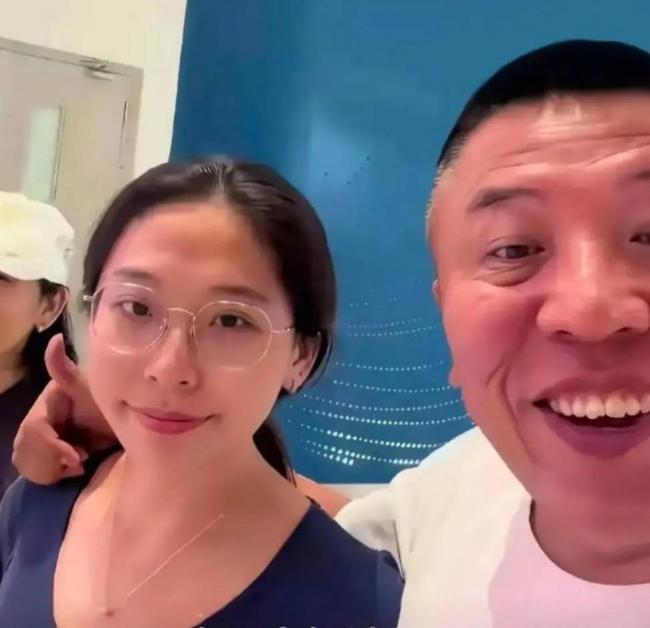 网炸锅:父亲晒200万海归女儿 放话谁配得上 网炸锅:父亲晒200万海归女儿 放话谁配得上
