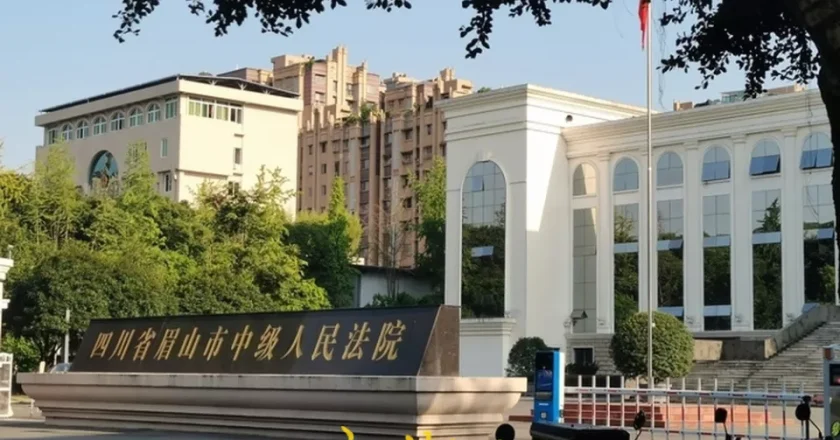 四川连环杀人重伤案开庭：82岁退休教师被学生刺死