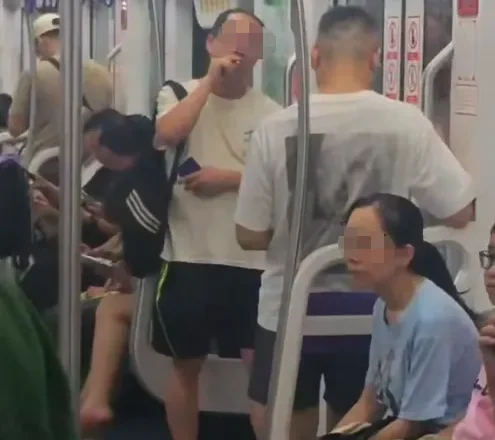 网友反映重庆轨道10号线有人车厢内吸烟，当地回应