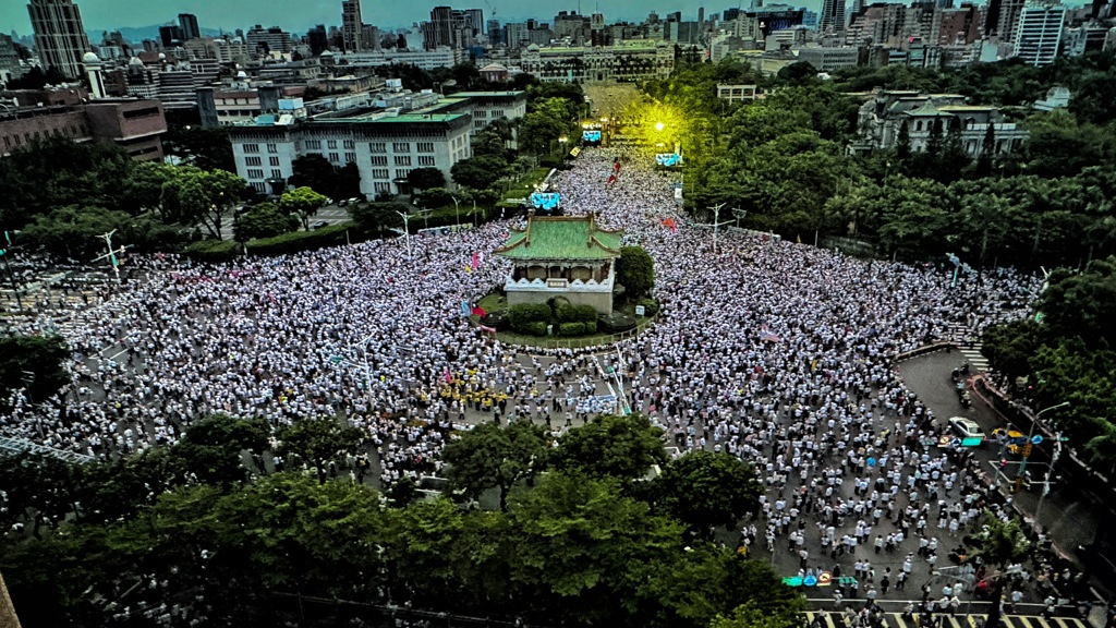 「我是人,我反毒台」集會遊行活動25日在凱道舉行,大批人潮湧入凱道,一路延伸到景福門周邊。(資料照/姚志平攝)