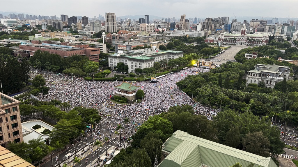 「我是人,我反毒台」集會遊行活動25日在凱道舉行,大批人潮湧入凱道,一路延伸到景福門周邊。(姚志平攝)