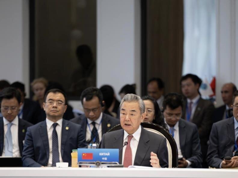 中共中央政治局委员、外交部长王毅24日在吉尔吉斯出席上海合作组织外长理事会会议。... 中共中央政治局委员、外交部长王毅24日在吉尔吉斯出席上海合作组织外长理事会会议。...