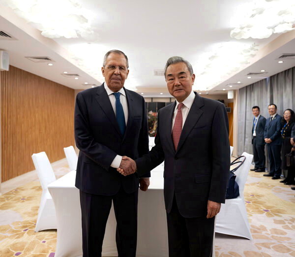 2026年7月24日,大陆外交部长王毅在吉尔吉斯斯坦出席上海合作组织外长会期间会... 2026年7月24日,大陆外交部长王毅在吉尔吉斯斯坦出席上海合作组织外长会期间会...