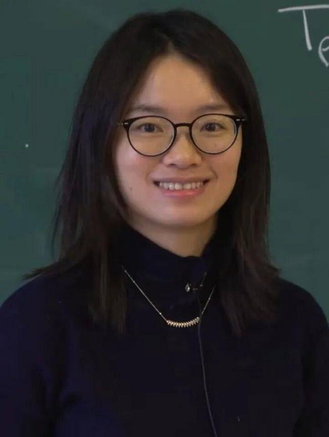 35岁王虹戴卡地亚领奖,高智风穿搭绝了 35岁王虹戴卡地亚领奖,高智风穿搭绝了