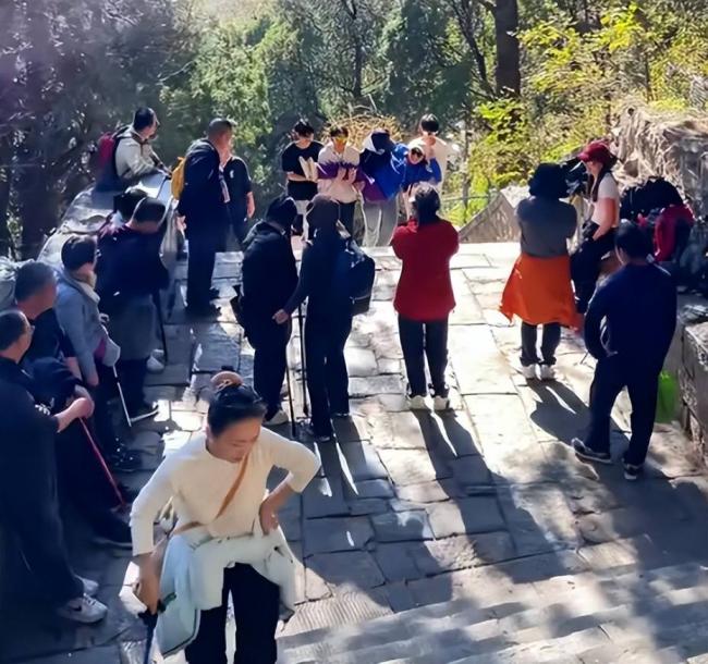 陌生男女贴身搂抱...泰山陪爬彻底变味 陌生男女贴身搂抱...泰山陪爬彻底变味