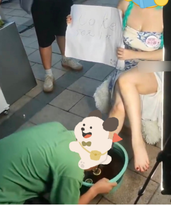 ▲有人直接舔腳喝。（圖／翻攝自微博）