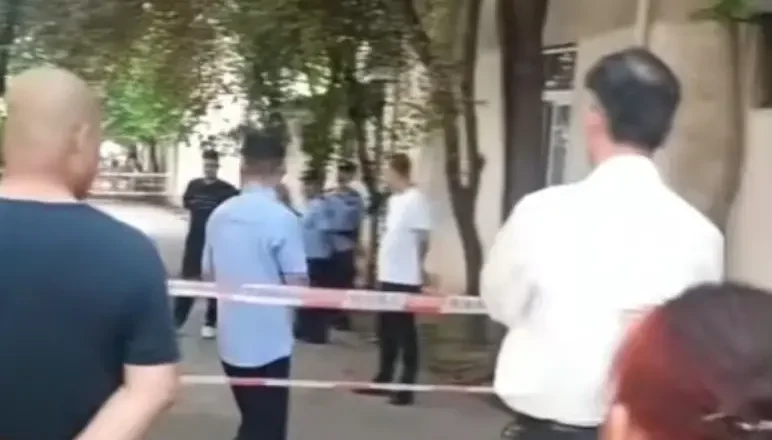 夫妇雨天出门疑被电身亡，现场有根裸露的铝线