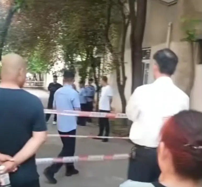 夫妇雨天出门疑被电身亡,现场有根裸露的铝线