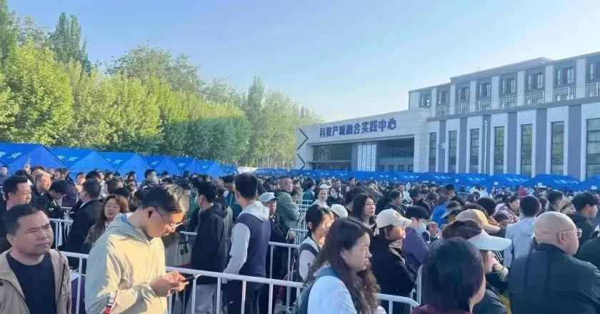 2026年的职校门被围水泄不通，“110干翻985”