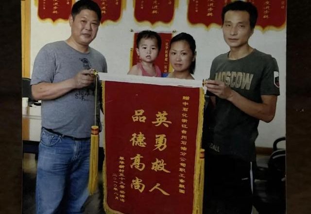 大叔16年前救下的2岁坠江女娃，今年考上北大