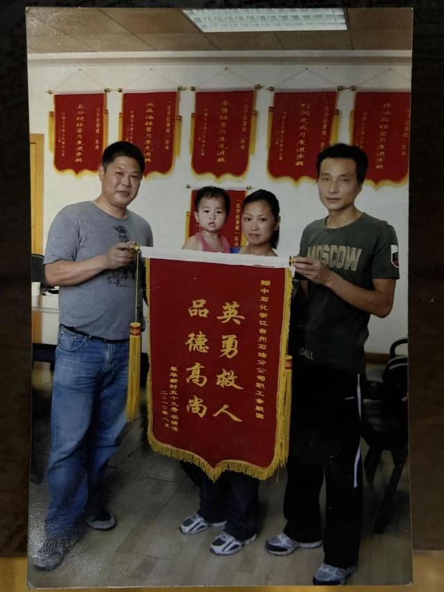 大叔16年前救下的2岁坠江女娃,今年考上北大
