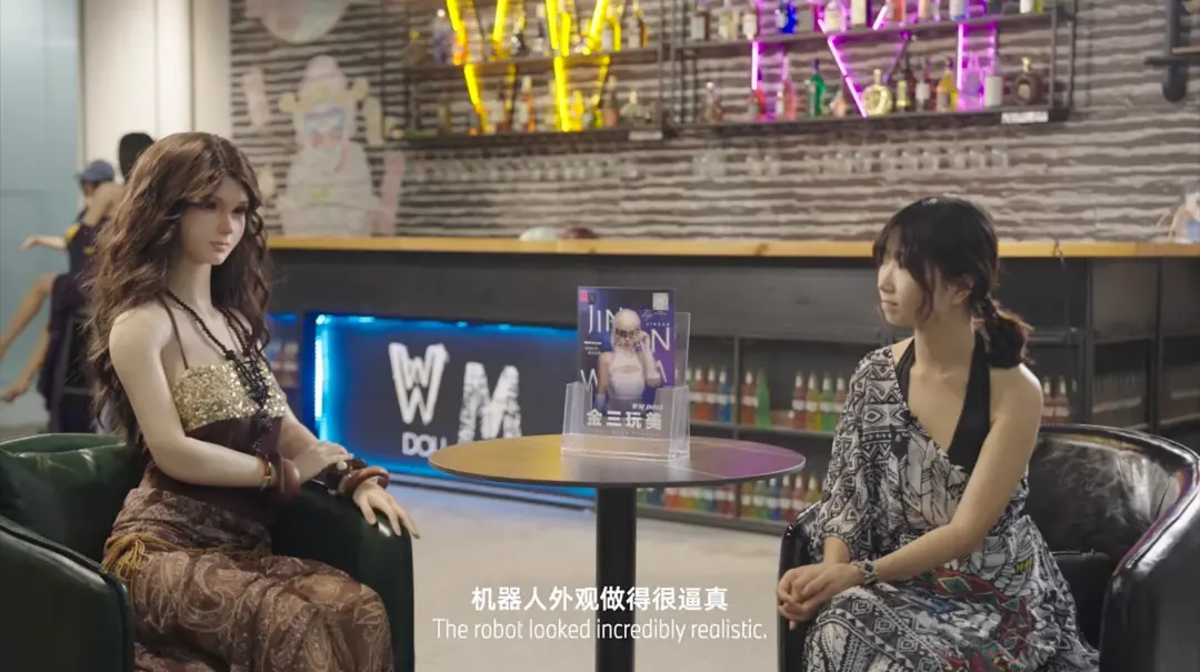 金三仿生机器人小美(左)