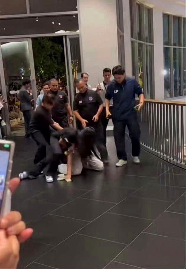一名中国女粉丝在曼谷GMMTV书展被压制。（视频截图）