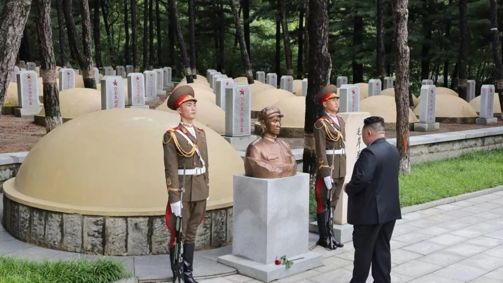 金正恩参谒志愿军烈士陵园 在毛岸英墓前献花