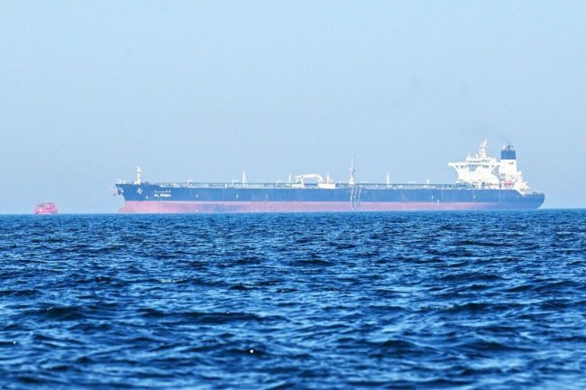 伊朗革命卫队称两油轮在荷莫兹海峡爆炸失去动力 扬言惩罚美军