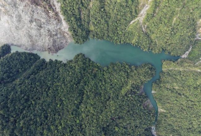 万里溪堰塞湖水位距坝顶只剩下30公分 最快傍晚溢流
