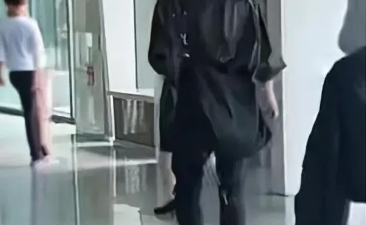 丧父后首露面!谢霆锋全身黑现踪机场 不搭私人飞机背后主因超催泪